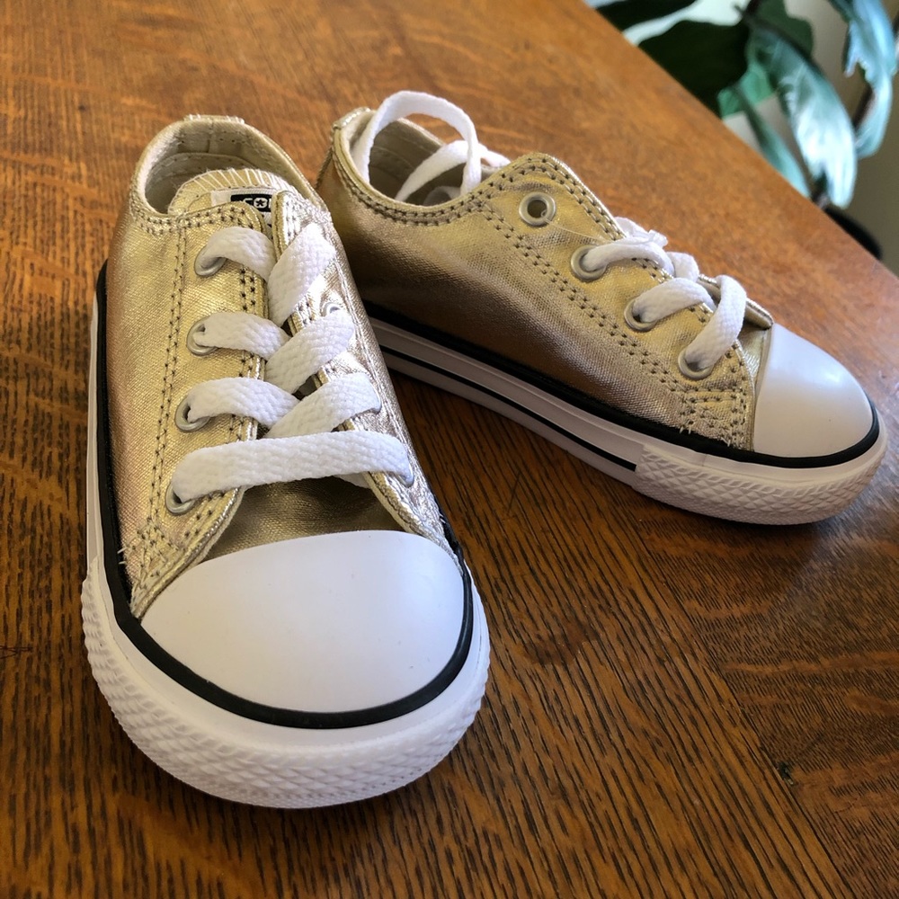 NIB Converse girls shoes